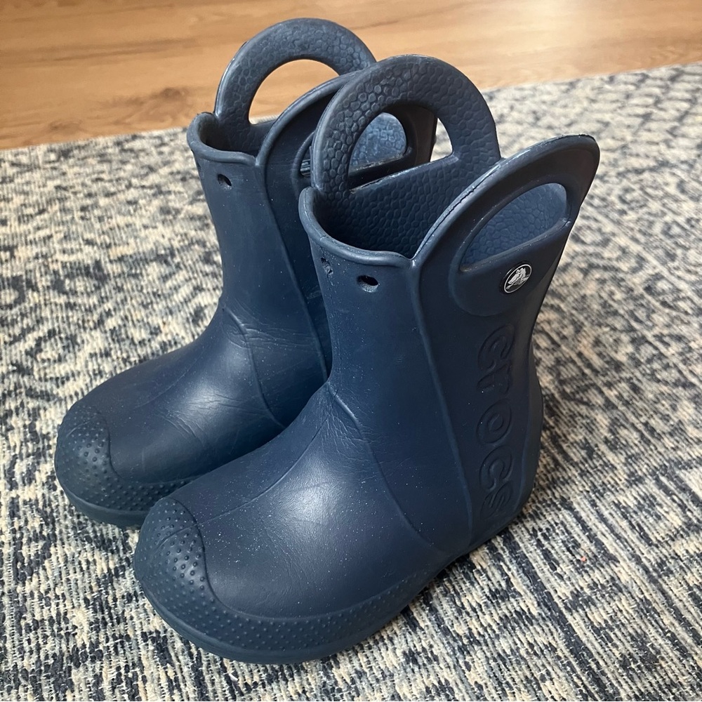 Crocs kids unisex Handle It Rain Boots size 8 navy blue waterproof